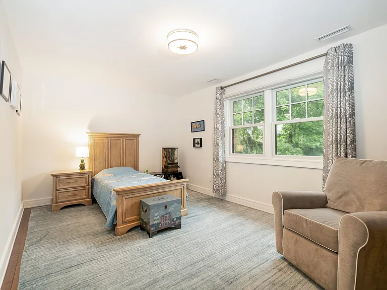 10 Loewen Ct — Photo 31