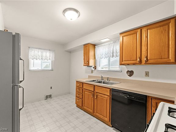 3rd image of 5889 Westbrook Dr