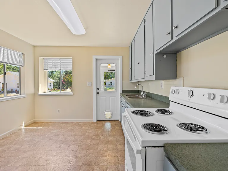 Mariposa Dr — Photo 10