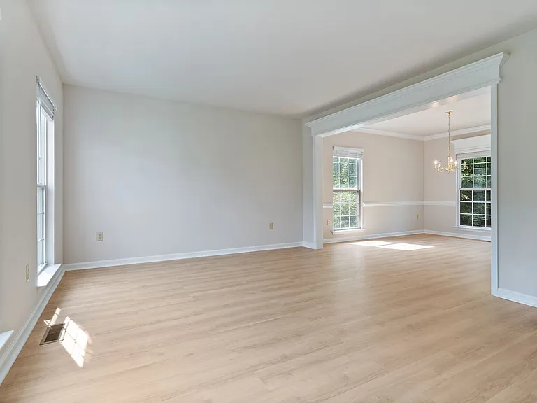 2427 Grantham Ct — Photo 6