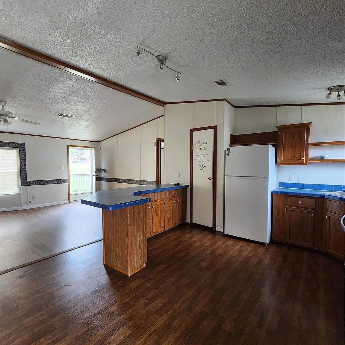 3 bed, 2.0 bath, 1400 sqft, $1,300 — Photo 3