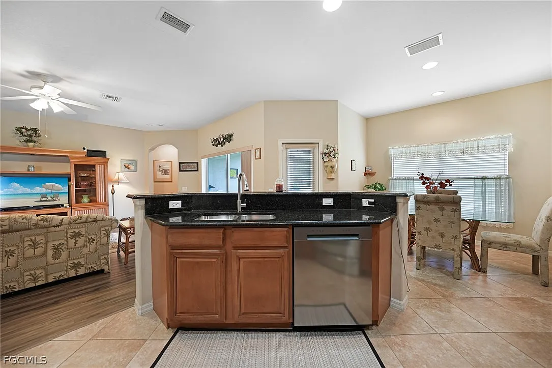 3 bed, 2.0 bath, 1696 sqft, $2,300 — Photo 3