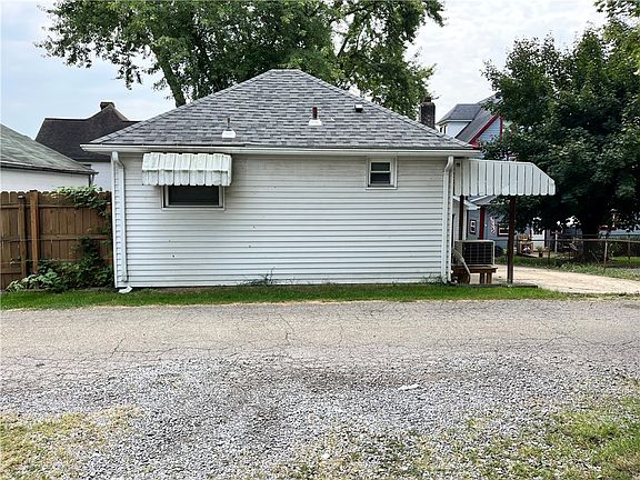 3rd image of 131 SE Lincoln Ave