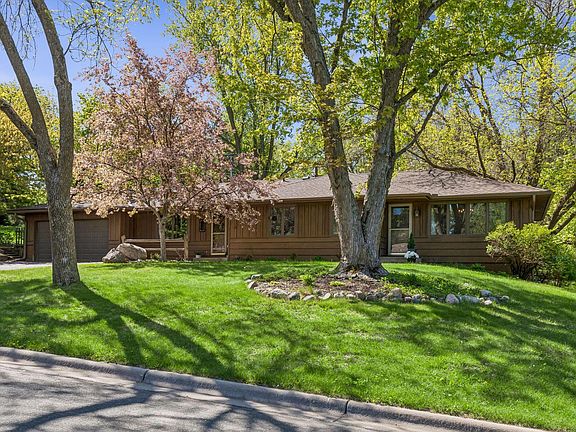 3rd image of 1105 Lakeview Dr