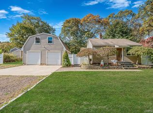 128 Lakeside Trl, Ridge, NY 11961