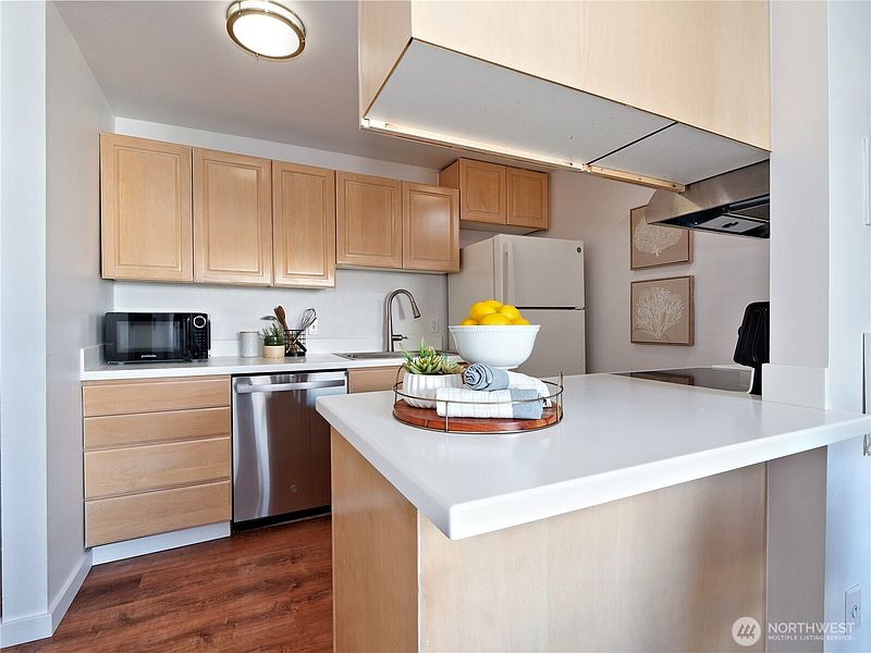 4th image of 2104 Alki Avenue SW #205