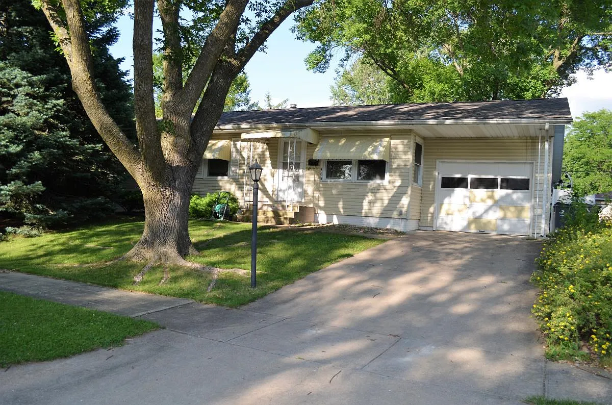 3 bed, 1050 sqft, $1,875 — Photo 1