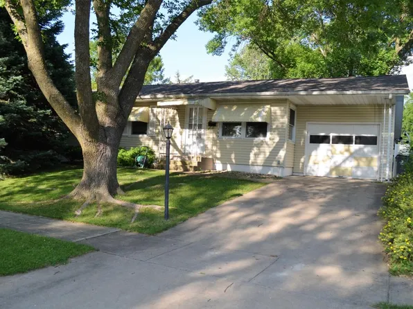 165 Crestridge Dr NW, Cedar Rapids, IA 52405