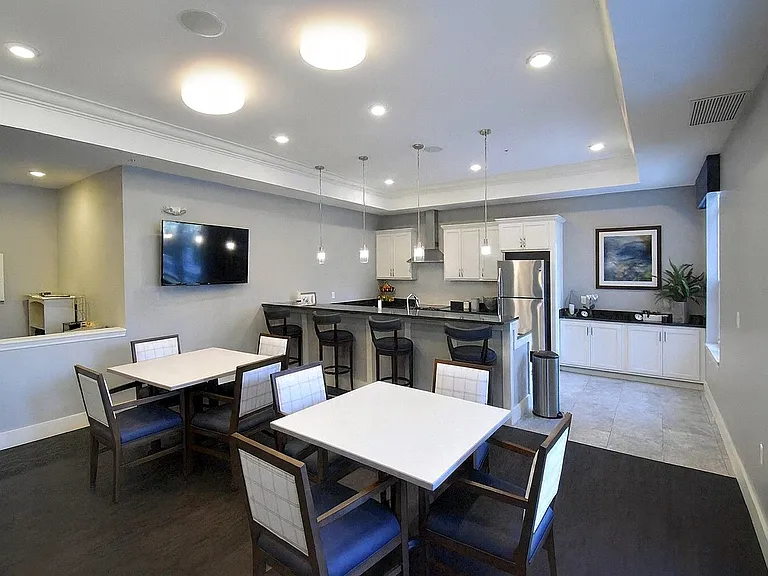 Oaks of Shorewood Apartments — Photo 12