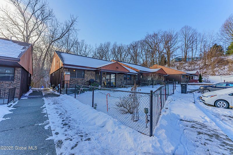 2nd image of 9 Brookview Lane