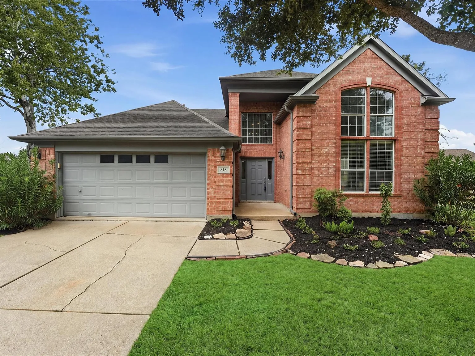 4 bed, 2.5 bath, 2351 sqft, $2,500 — Photo 1