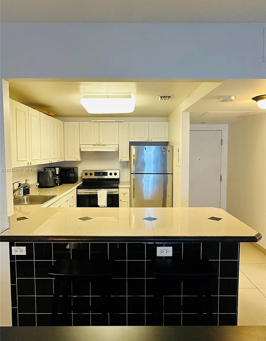 Roney Palace Condo — Photo 4