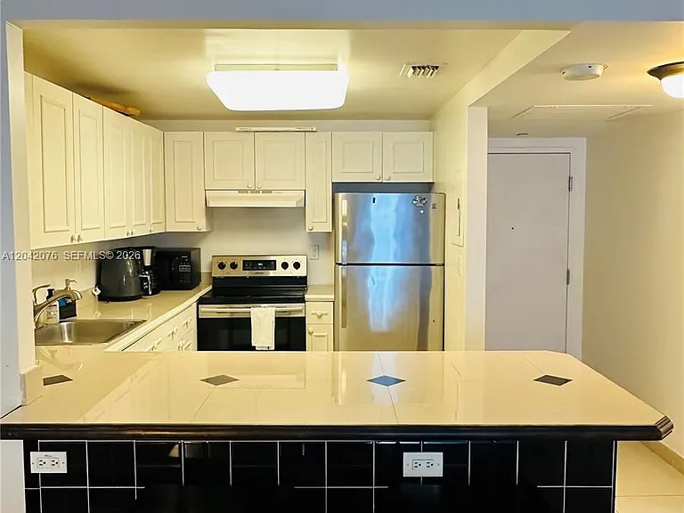 2301 Collins Ave #420 — Photo 4