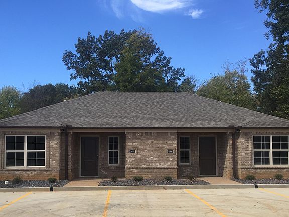 Typichttps://jacksonpropertygroup.com/rental-applications/al building front view.