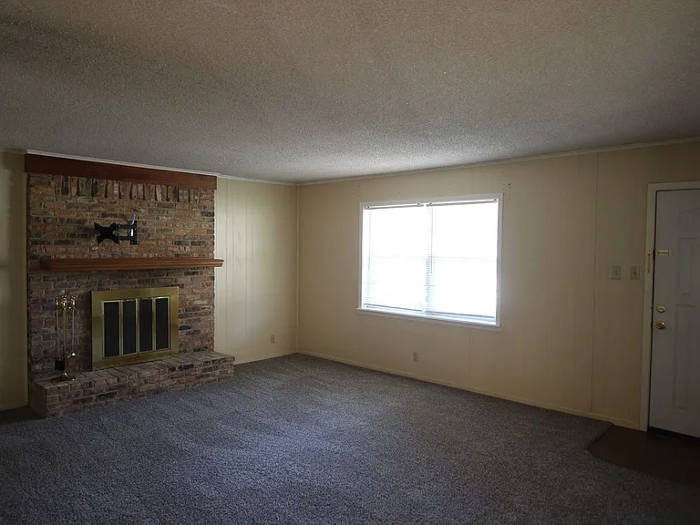 1536 Crockett Dr — Photo 5