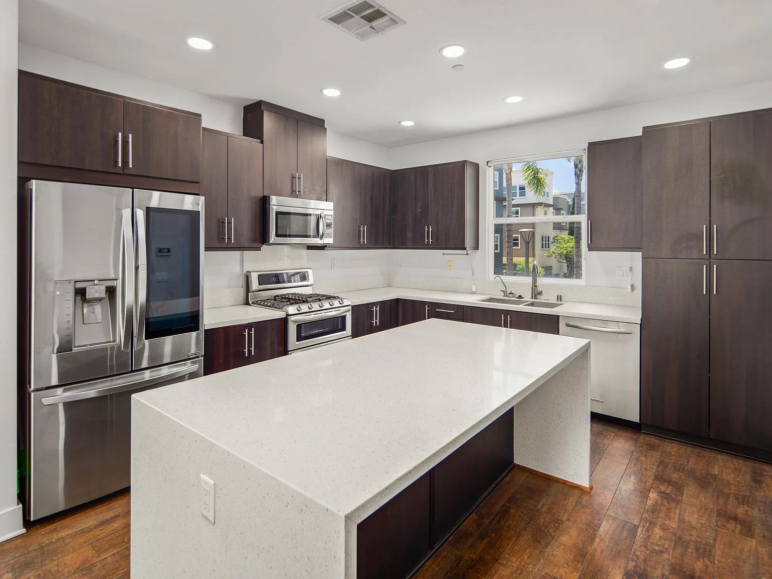 3 bed, 3.5 bath, 1575 sqft, $5,250 — Photo 1