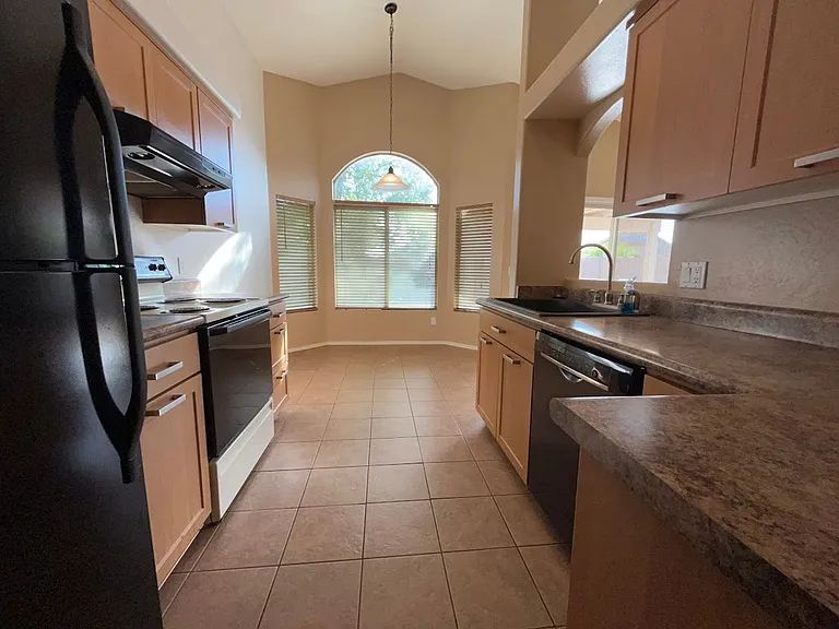 8347 W Audrey Ln — Photo 5