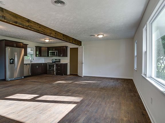 2nd image of 1076 Twin Oak Dr