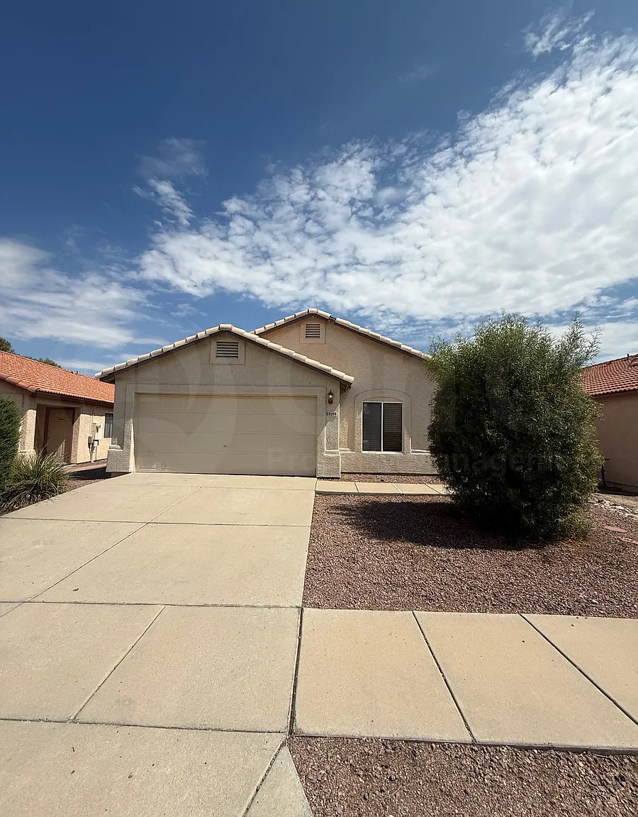 4 bed, 2.0 bath, 1605 sqft, $1,900 — Photo 2
