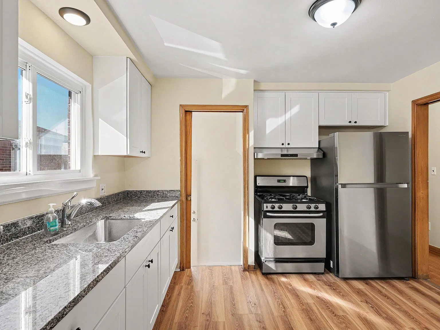 3 bed, 1.5 bath, 1066 sqft, $1,800 — Photo 4