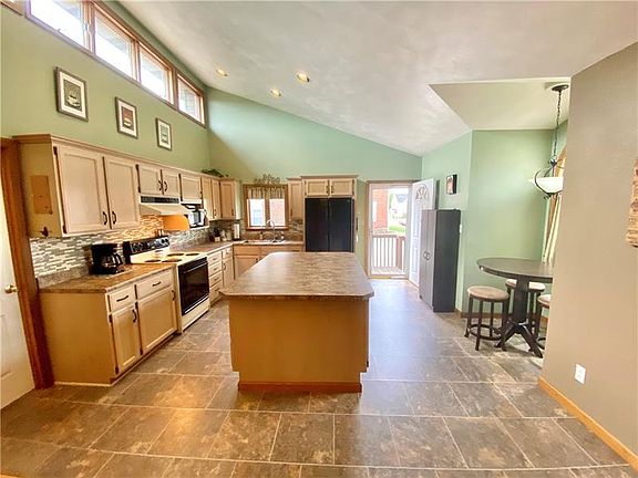 3rd image of 425 Lehmer St