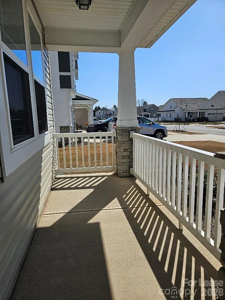 5 bed, 4.5 bath, 3038 sqft, $3,200 — Photo 2