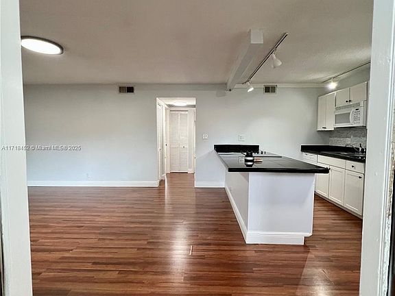 4th image of 9920 Nob Hill Ct #9920