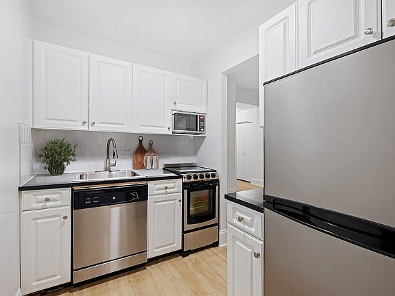 4th image of 50 W 34th St APT 7B10