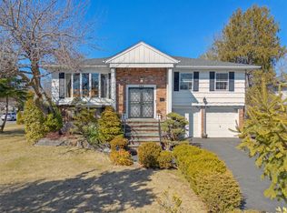 132 Crescent Dr, Albertson, NY 11507