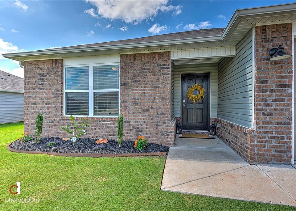 1st image of 812 NW Evans Cir