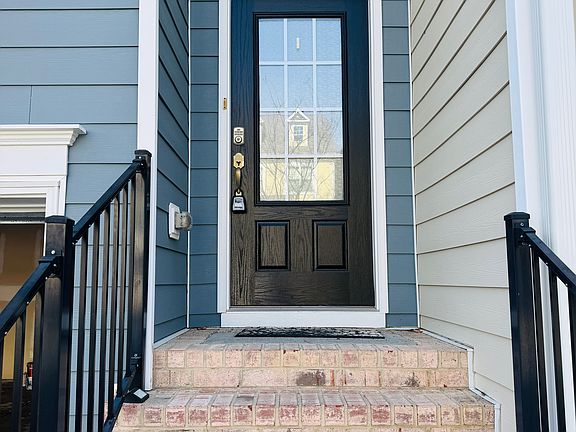 3rd image of 725 Edgewater Ridge Ct