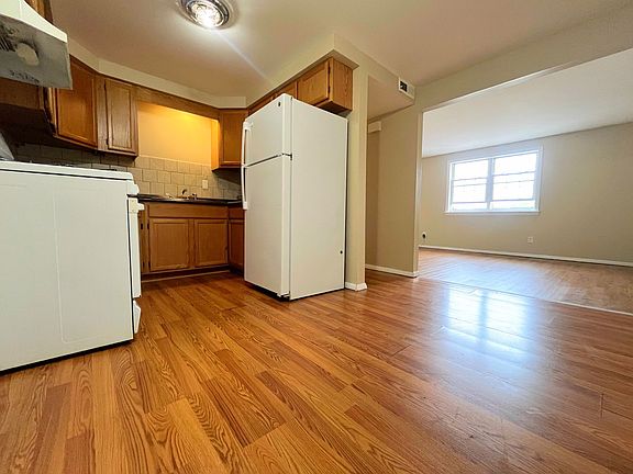 2nd image of 576 Taunton Pl APT 3