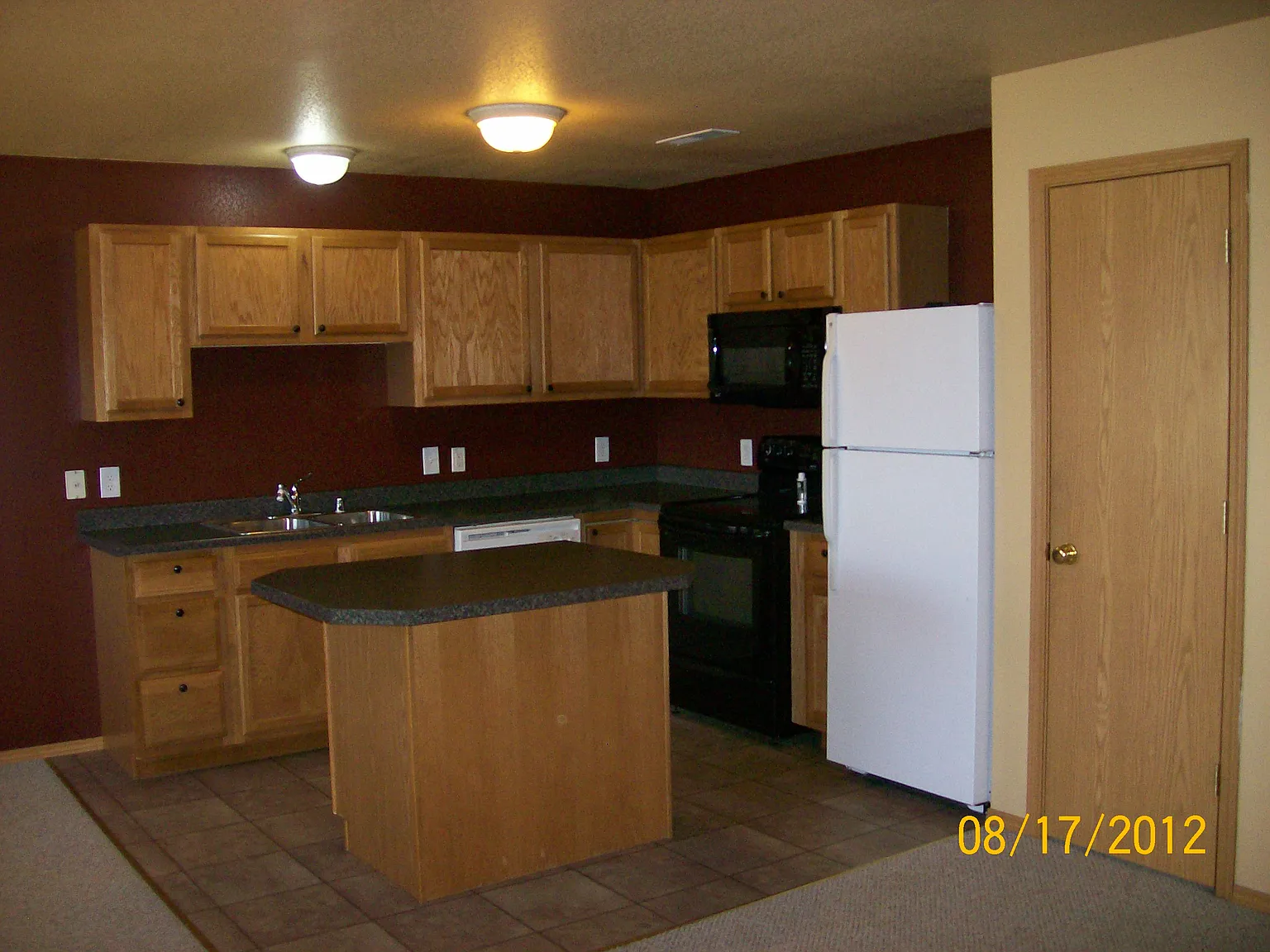 3 bed, 2.5 bath, 1440 sqft, $2,200 — Photo 3