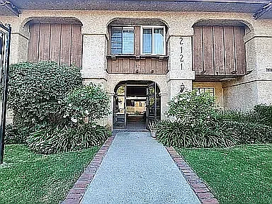 2121 N Verdugo Rd — Photo 2
