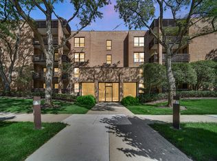 1066 Shermer Rd APT 11, Northbrook, IL 60062