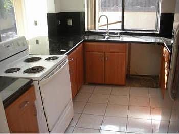 4th image of 20300 NE 10th Pl