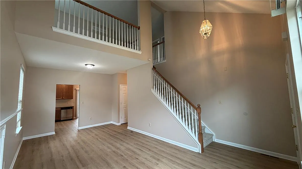 3 bed, 2.5 bath, 1930 sqft, $2,600 — Photo 4