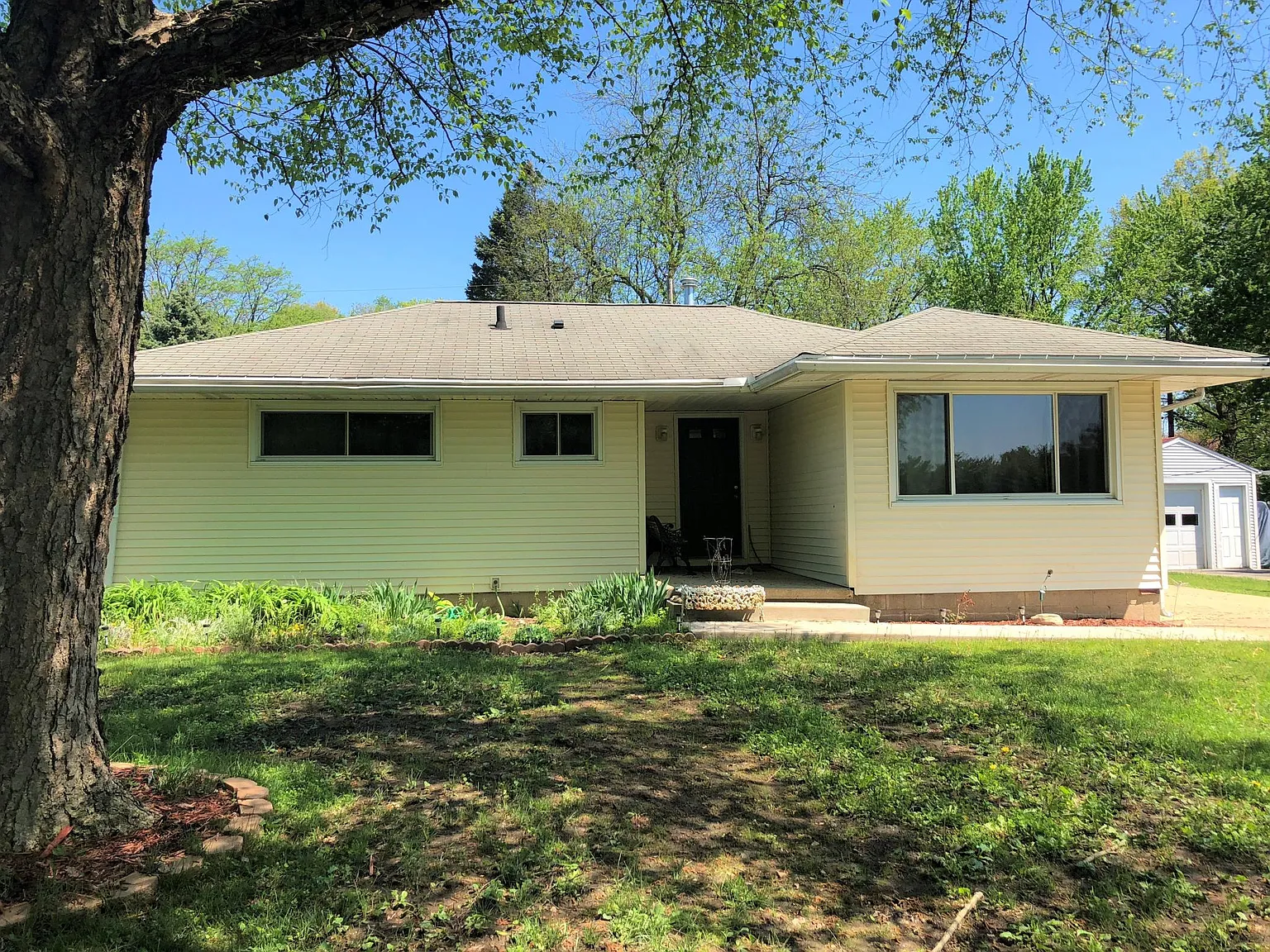 606 Richards Ln photo 1