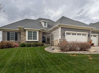 22 Country Club Ct, Le Claire, IA 52753