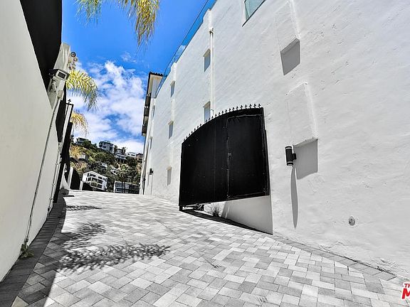 2nd image of 8581 Hollywood Blvd
