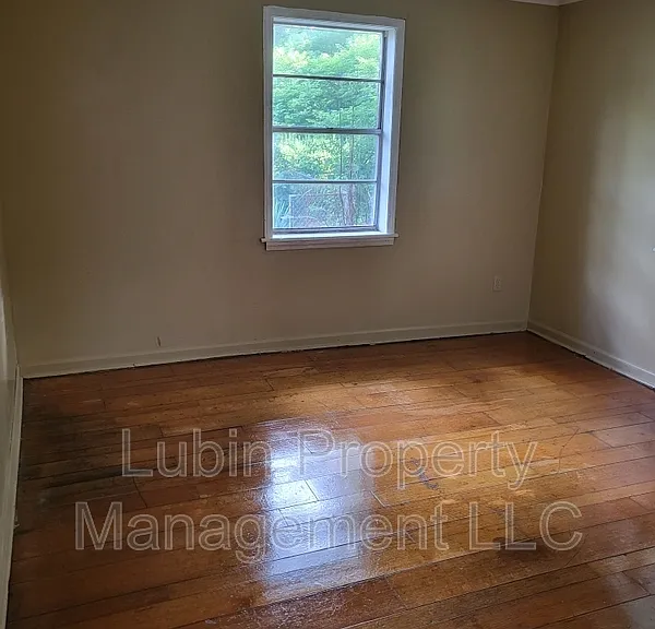 1326 Oak St — Photo 2