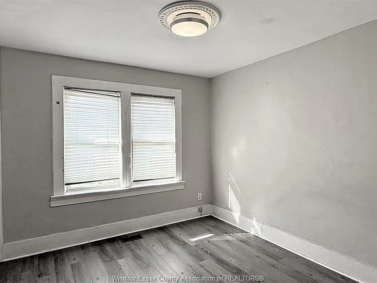1424 Wyandotte St W — Photo 17