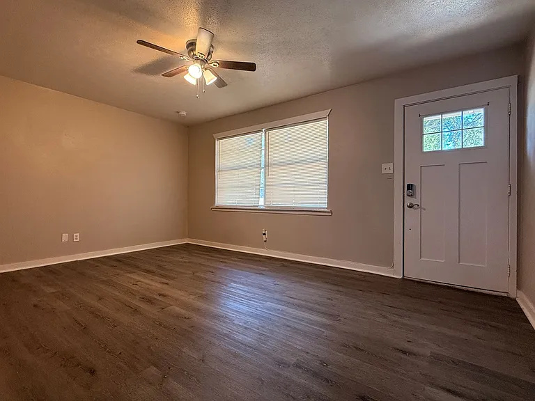 810 Glencrest Ln — Photo 9