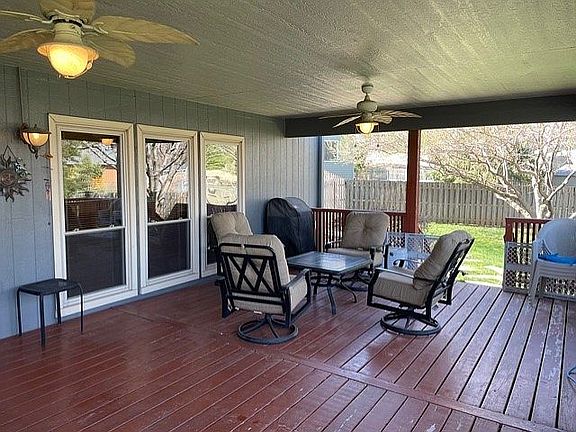 Huge Back Patio w/ 2 fans