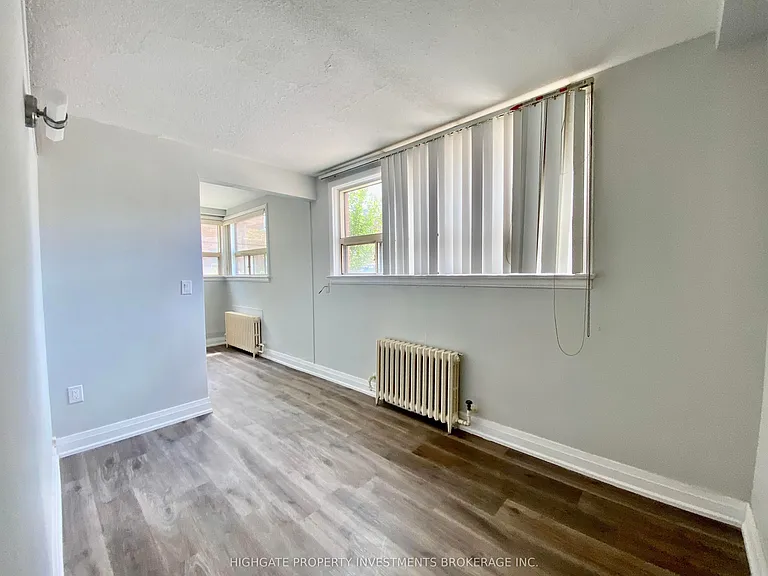 34 Erlesmere Ave #3 — Photo 6
