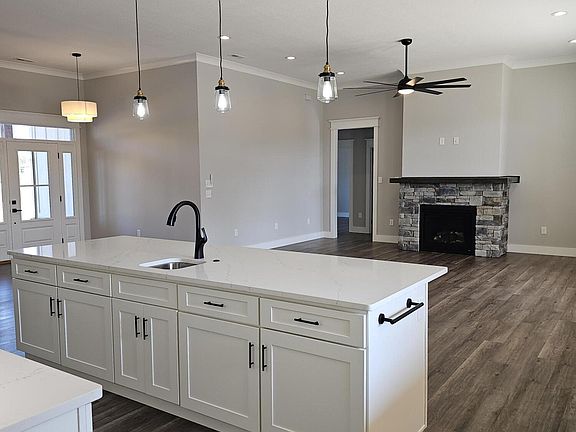 4th image of 200 Sugar Maple Ct