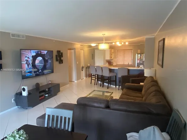 2205 S Cypress Bend Dr APT 302, Pompano Beach, FL 33069