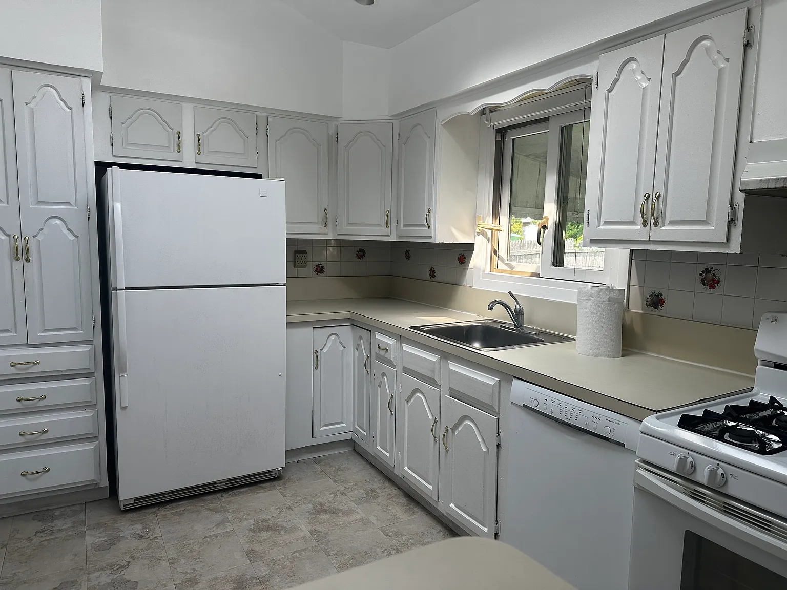 3 bed, 1176 sqft, $4,150 — Photo 3