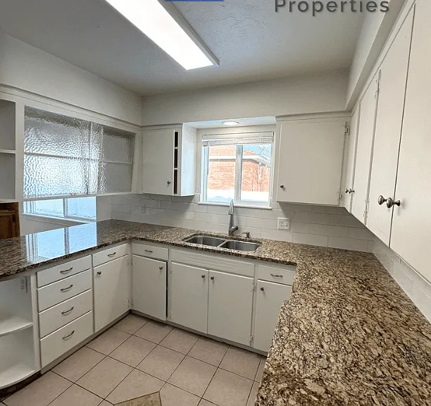 906 E Elm St — Photo 4