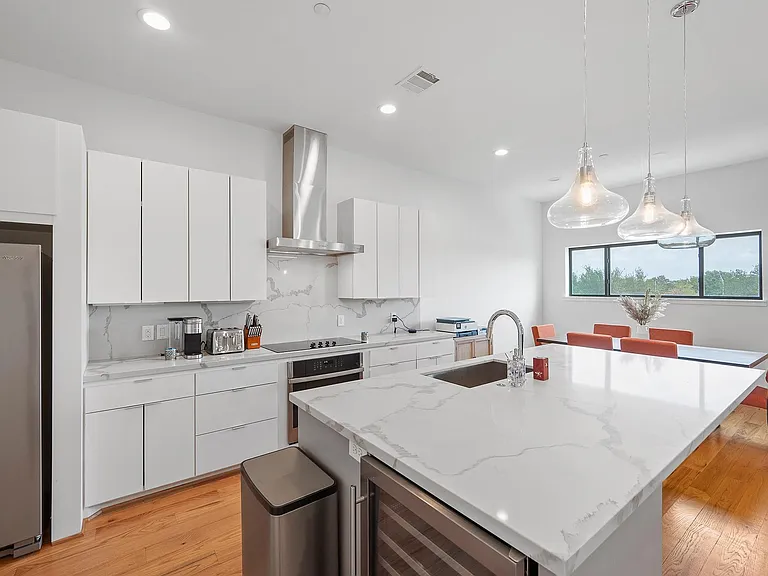 2239 N Macgregor Way — Photo 10